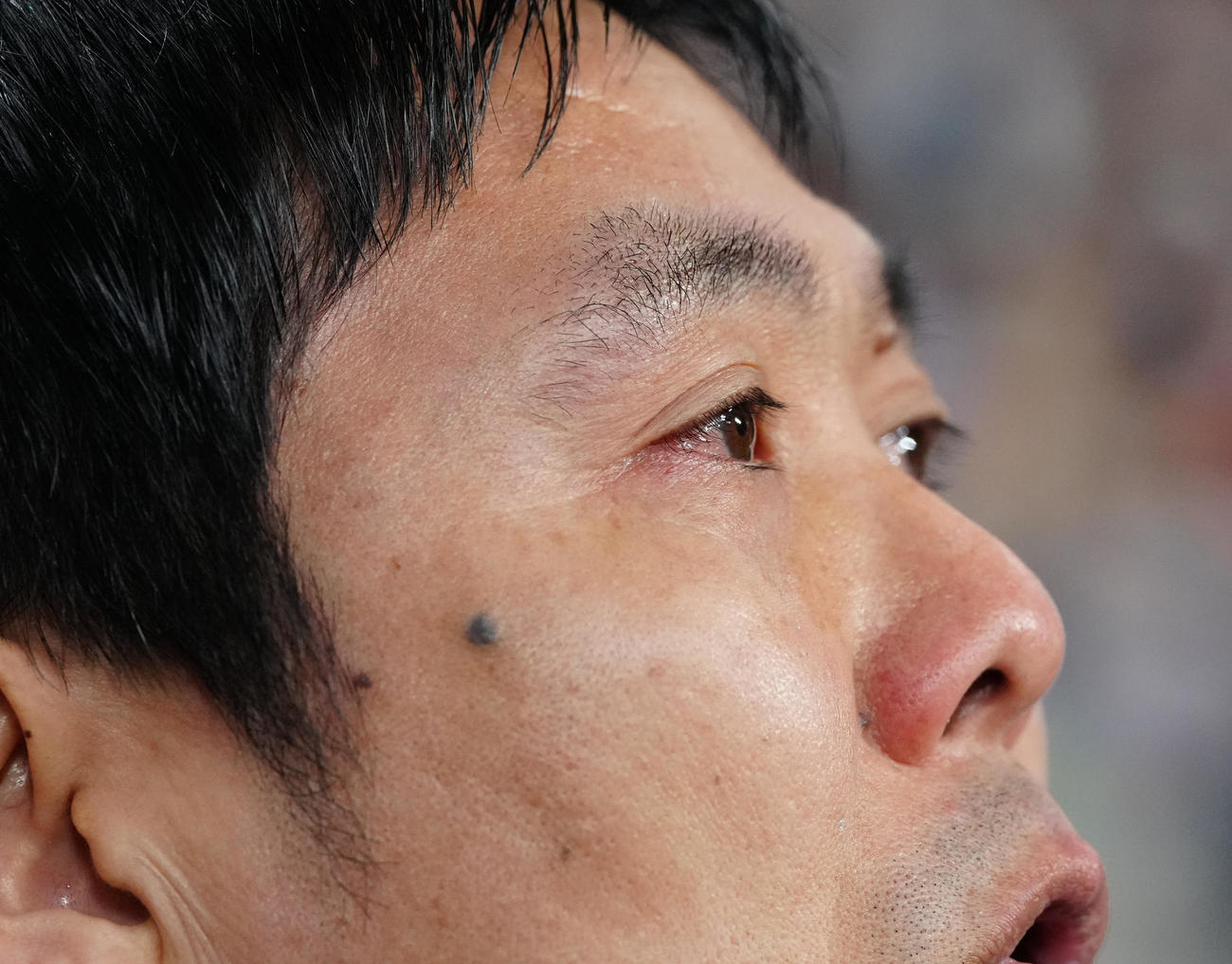 日本対サウジアラビア　試合前、君が代を斉唱する森保監督（撮影・江口和貴）