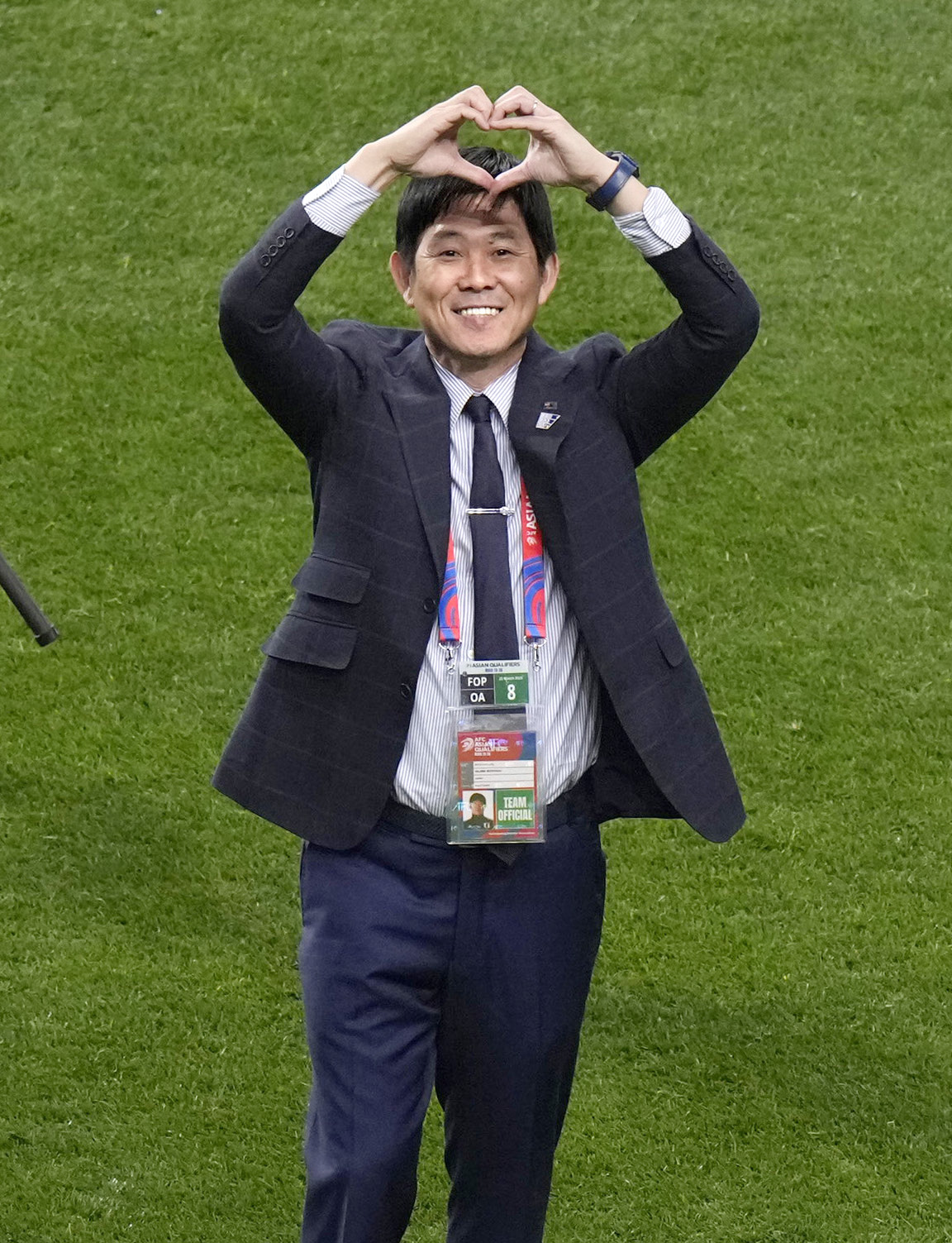 サウジアラビアと引き分け、サポーターの声援に応える森保監督（共同）