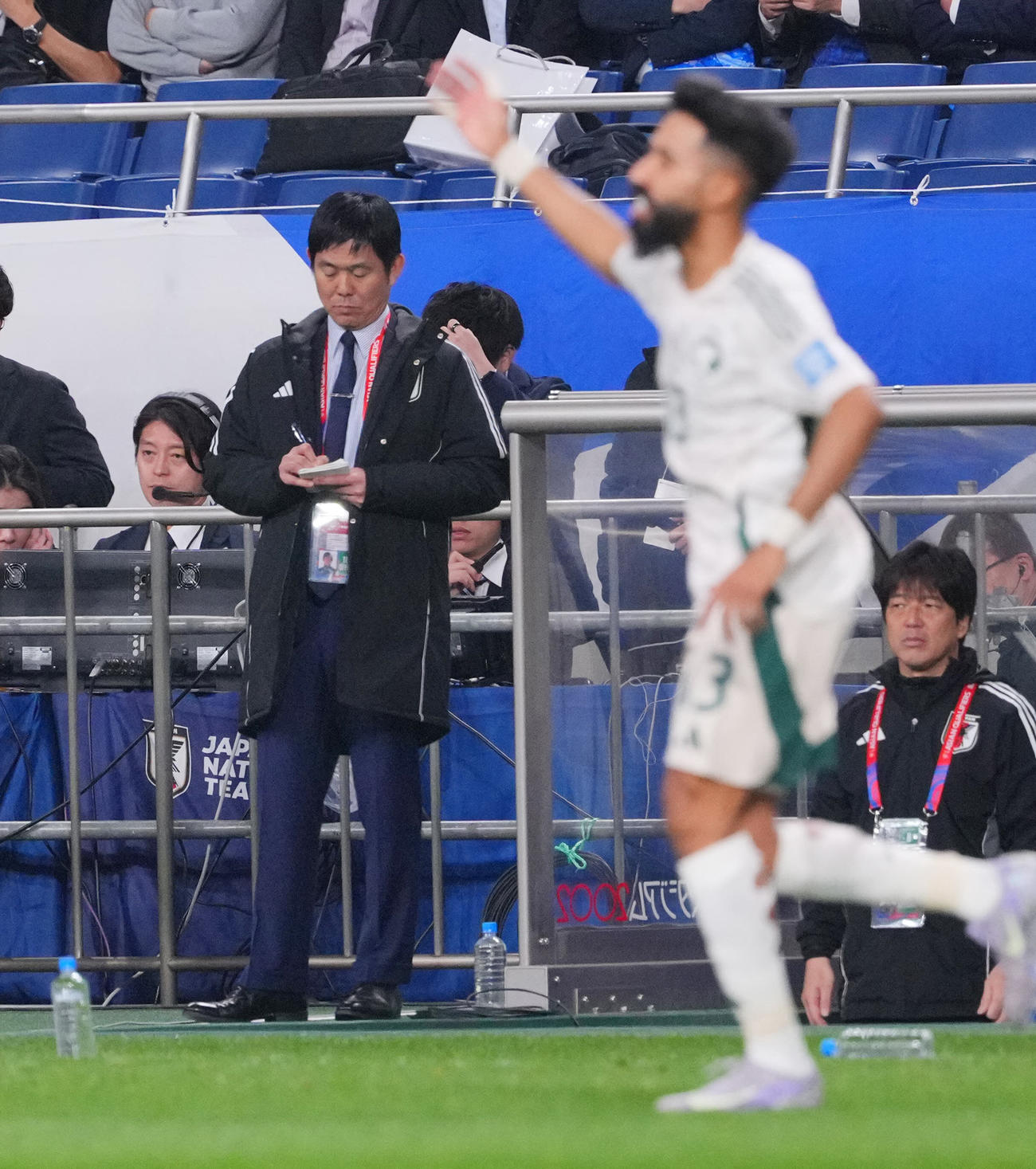 日本対サウジアラビア　前半、メモを取る森保監督（撮影・垰建太）