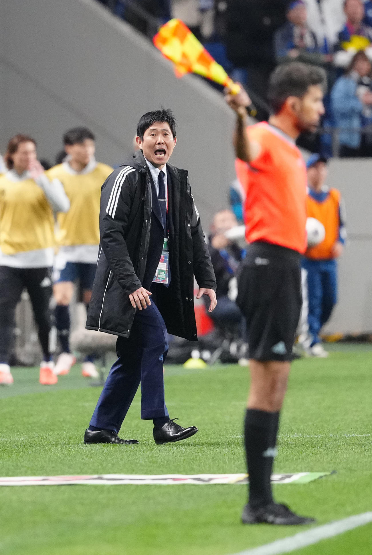 日本対サウジアラビア　後半、アピールする森保監督（撮影・江口和貴）