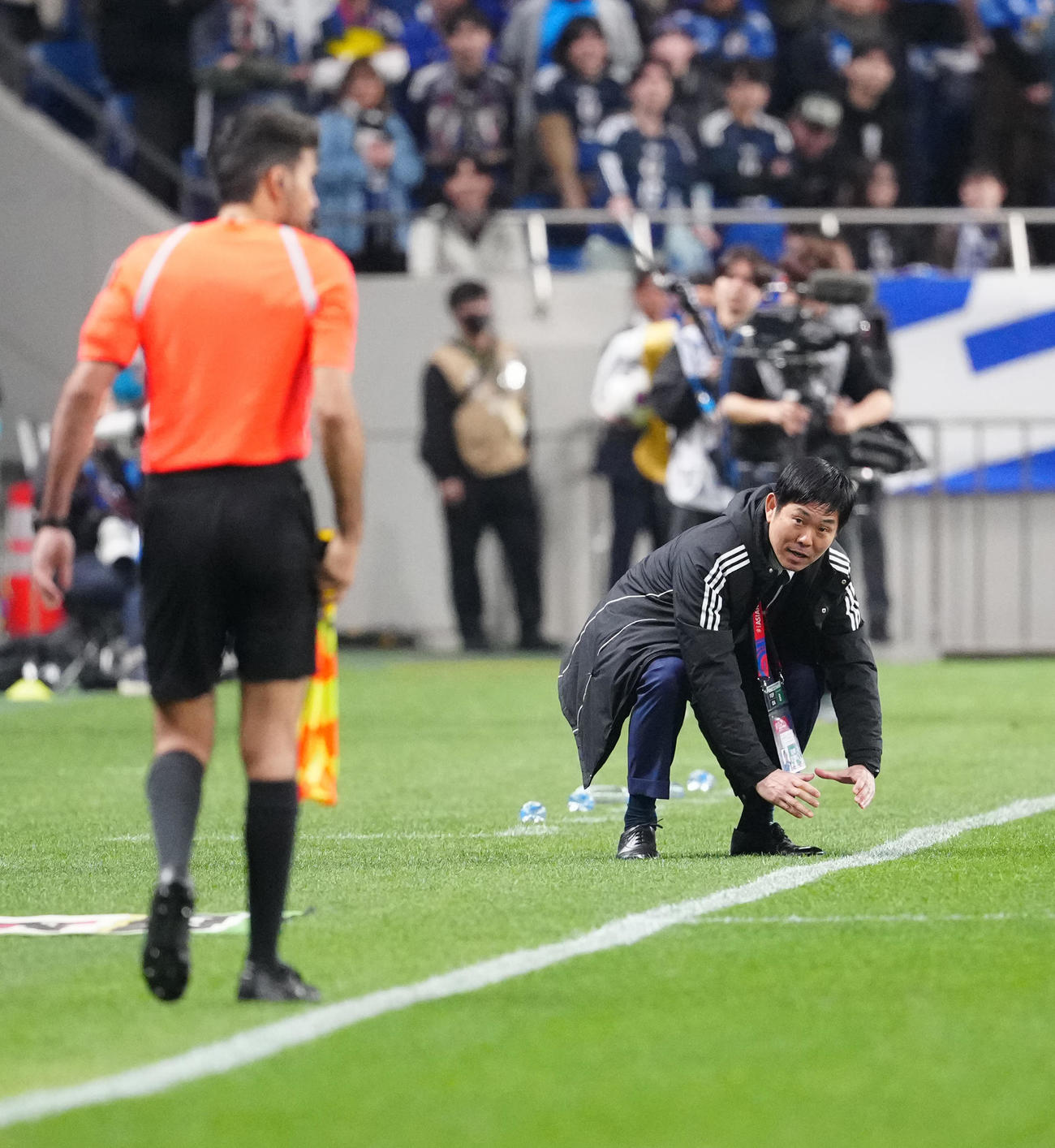 日本対サウジアラビア　後半、アピールする森保監督（撮影・江口和貴）