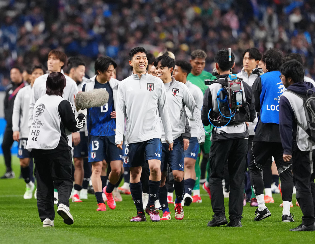 日本対サウジアラビア　試合後、場内1周する遠藤（中央）（撮影・江口和貴）