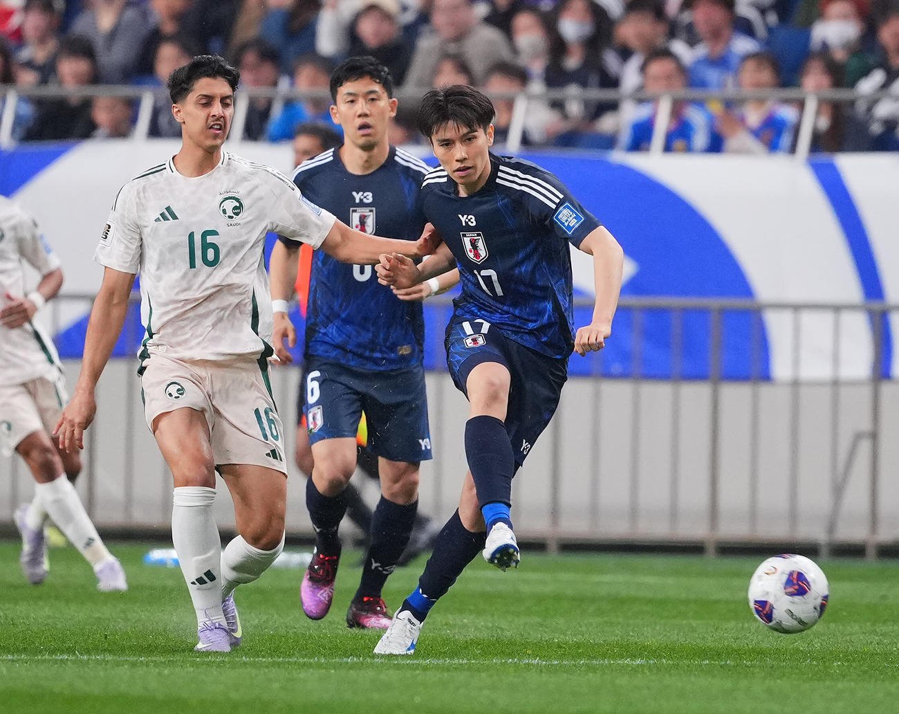 日本対サウジアラビア　前半、パスを出す田中（右）。中央は遠藤（撮影・垰建太）