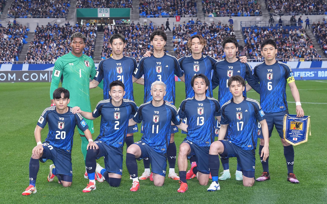 日本対サウジアラビア　集合写真に納まる日本の選手たち。前列左から久保、菅原、前田、中村、田中、後列左からGK鈴木、伊藤、高井、板倉、鎌田、遠藤（撮影・垰建太）