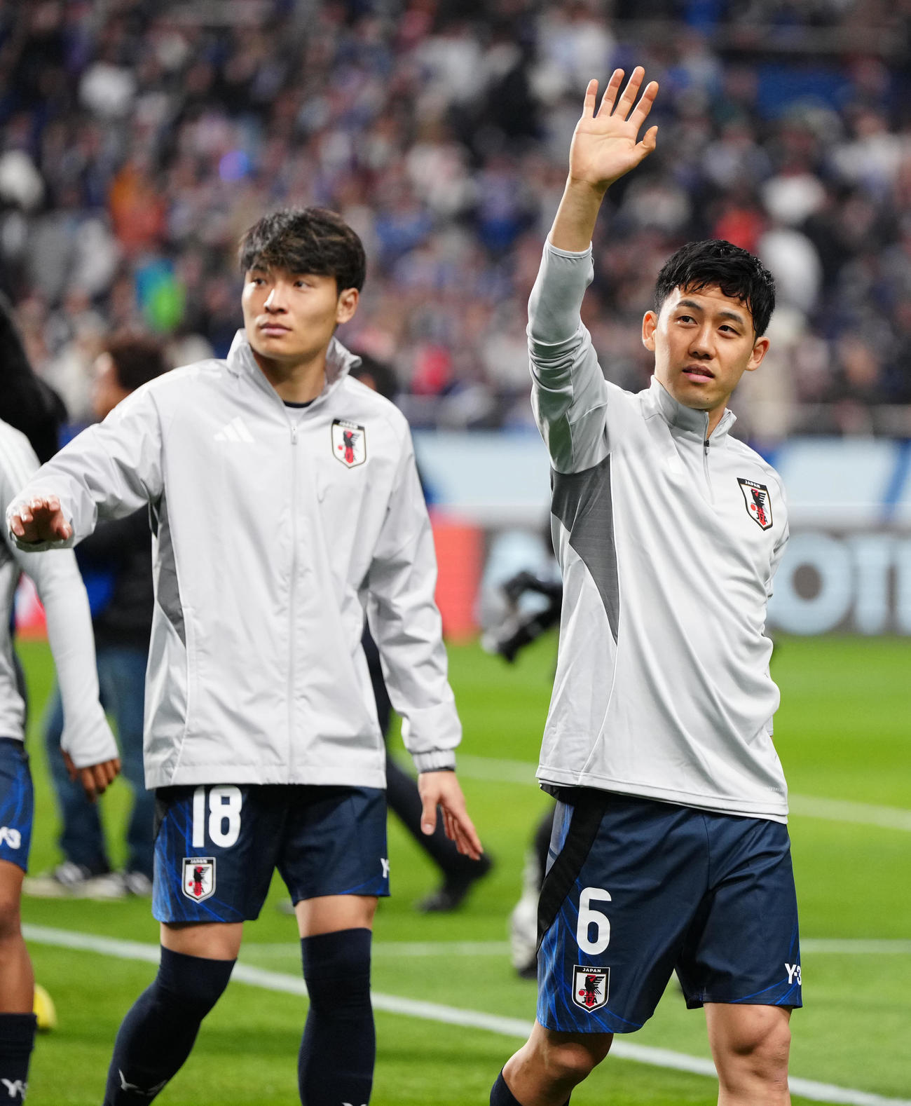 日本対サウジアラビア　試合後、場内1周で声援に応える遠藤（右）。左は町野（撮影・江口和貴）
