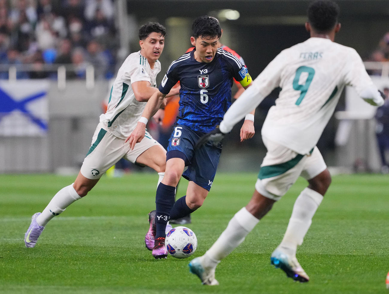 日本対サウジアラビア　前半、ドリブルする遠藤（中央）（撮影・垰建太）