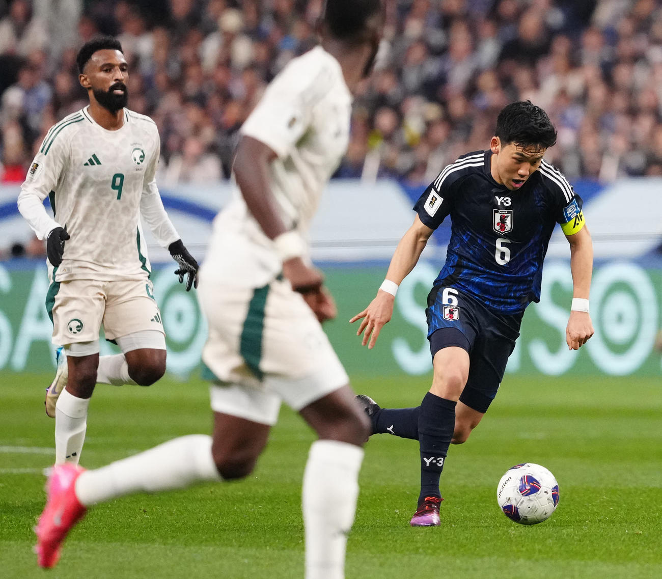 日本対サウジアラビア　前半、ドリブルする遠藤（右）（撮影・江口和貴）