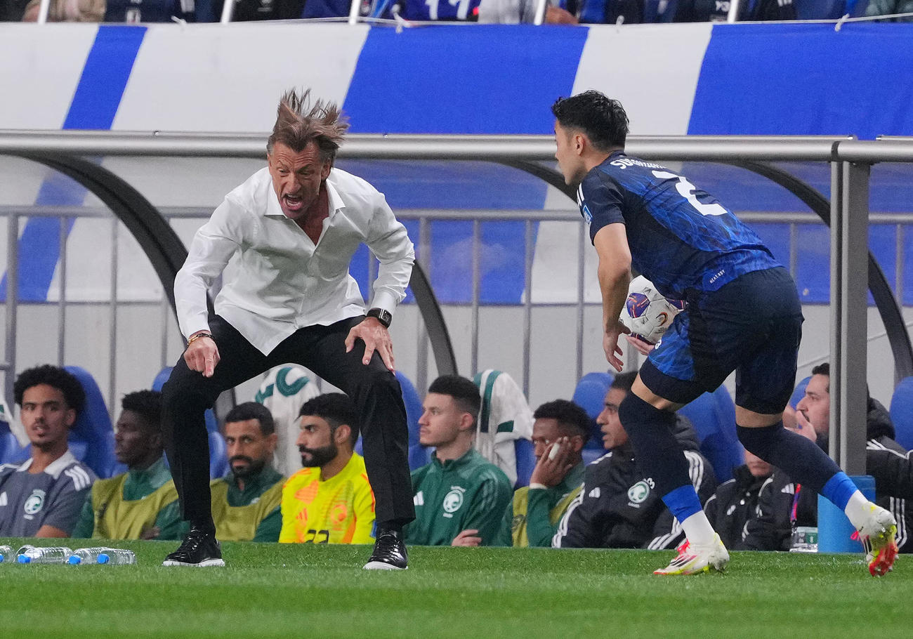 日本対サウジアラビア　前半、感情をあらわにするサウジアラビアのルナール監督（左）（撮影・垰建太）