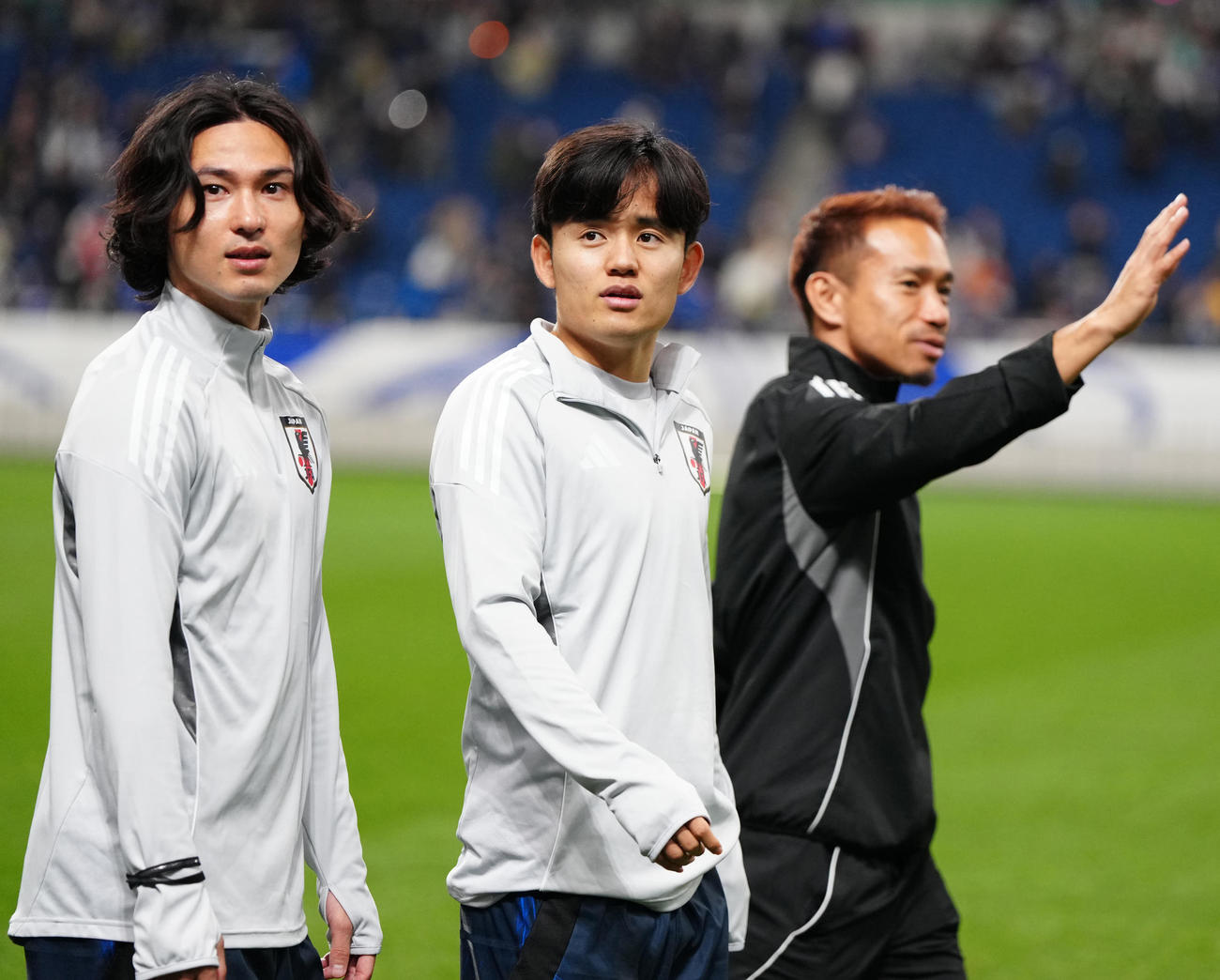 日本対サウジアラビア　試合後、場内1周する久保（中央）。左は南野、右は長友（撮影・江口和貴）