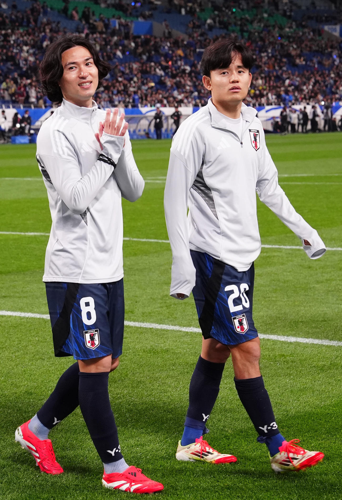 日本対サウジアラビア　試合後、場内1周する久保（右）と南野（撮影・江口和貴）
