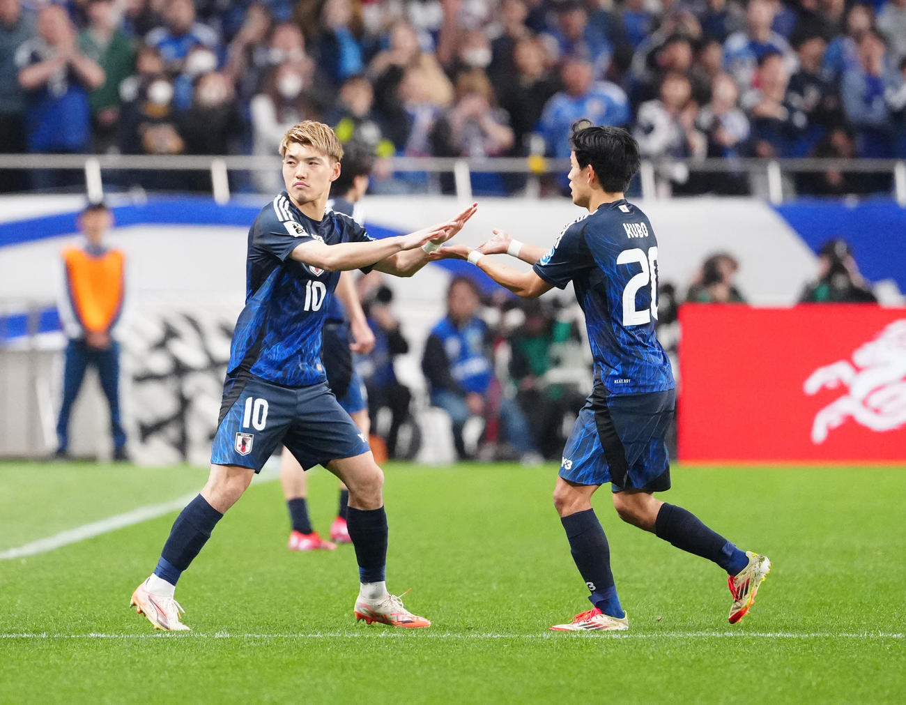 日本対サウジアラビア　後半、久保（右）と交代しピッチに入る堂安（撮影・江口和貴）