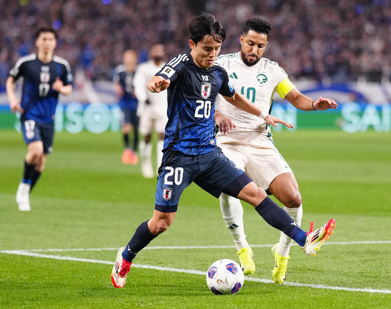 日本対サウジアラビア　前半、攻め込む久保（手前）（撮影・江口和貴）