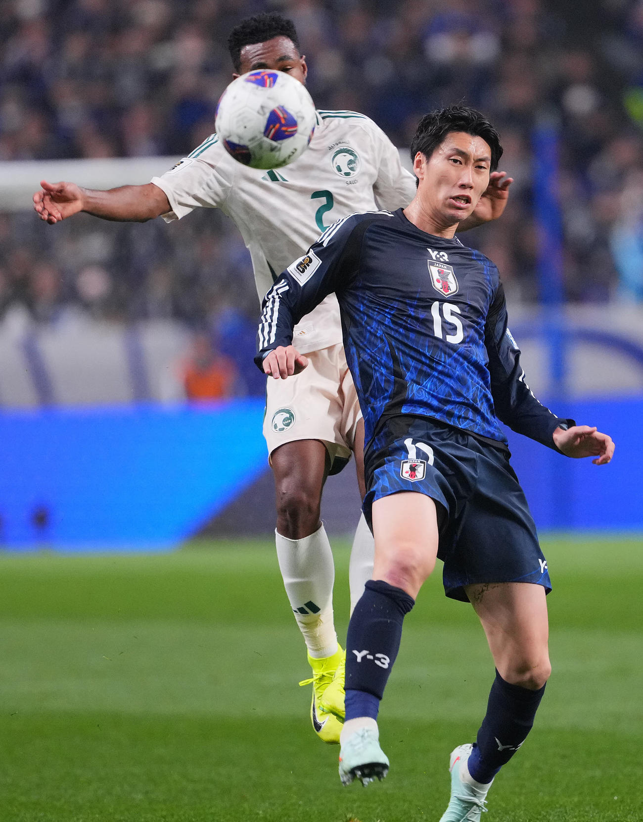 日本対サウジアラビア　前半、競り合う鎌田（右）（撮影・垰建太）