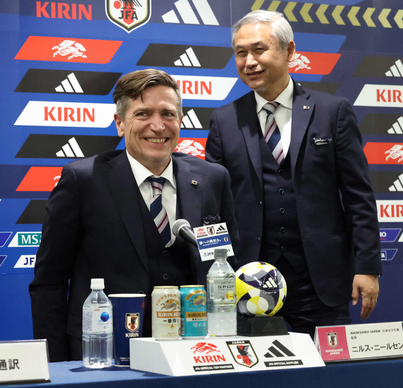 記者会見を終えて退席するなでしこジャパンのニールセン監督（左）と日本サッカー協会女子委員長の佐々木氏（撮影・丹羽敏通）