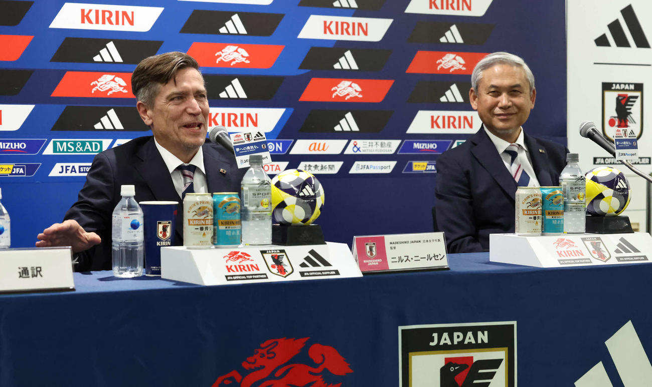 なでしこジャパンのメンバー選考理由など記者の質問に答えるニールセン監督（左）と日本サッカー協会女子委員長の佐々木氏（撮影・丹羽敏通）