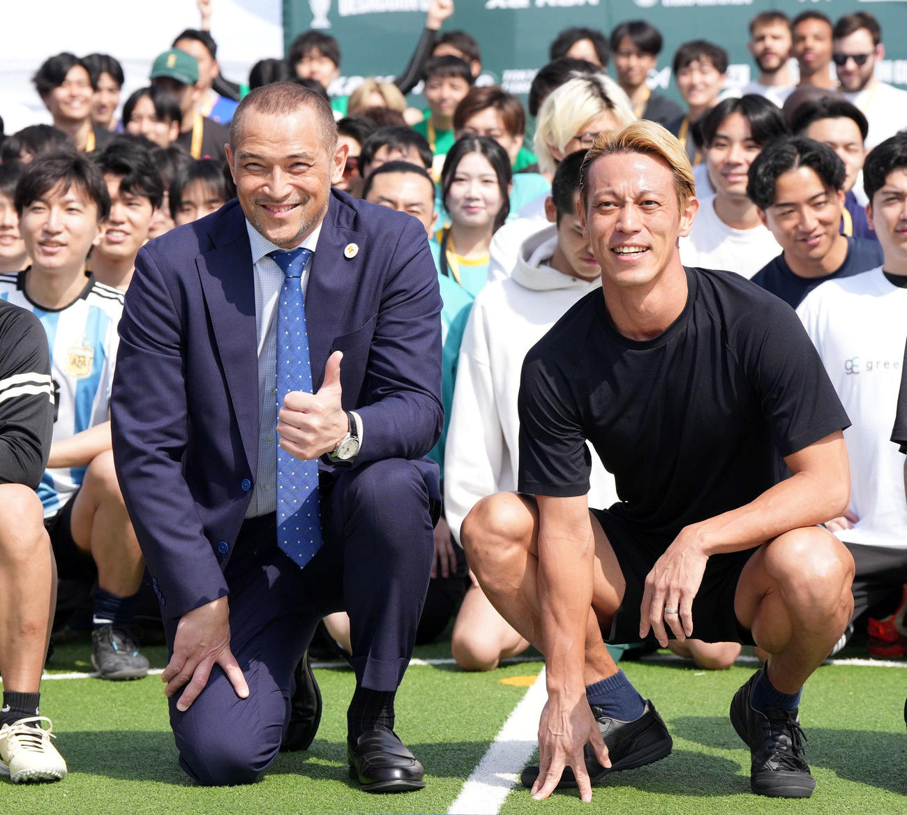 室伏広治スポーツ庁長官（左）と記念撮影に納まる本田圭佑氏（撮影・たえ見朱実）