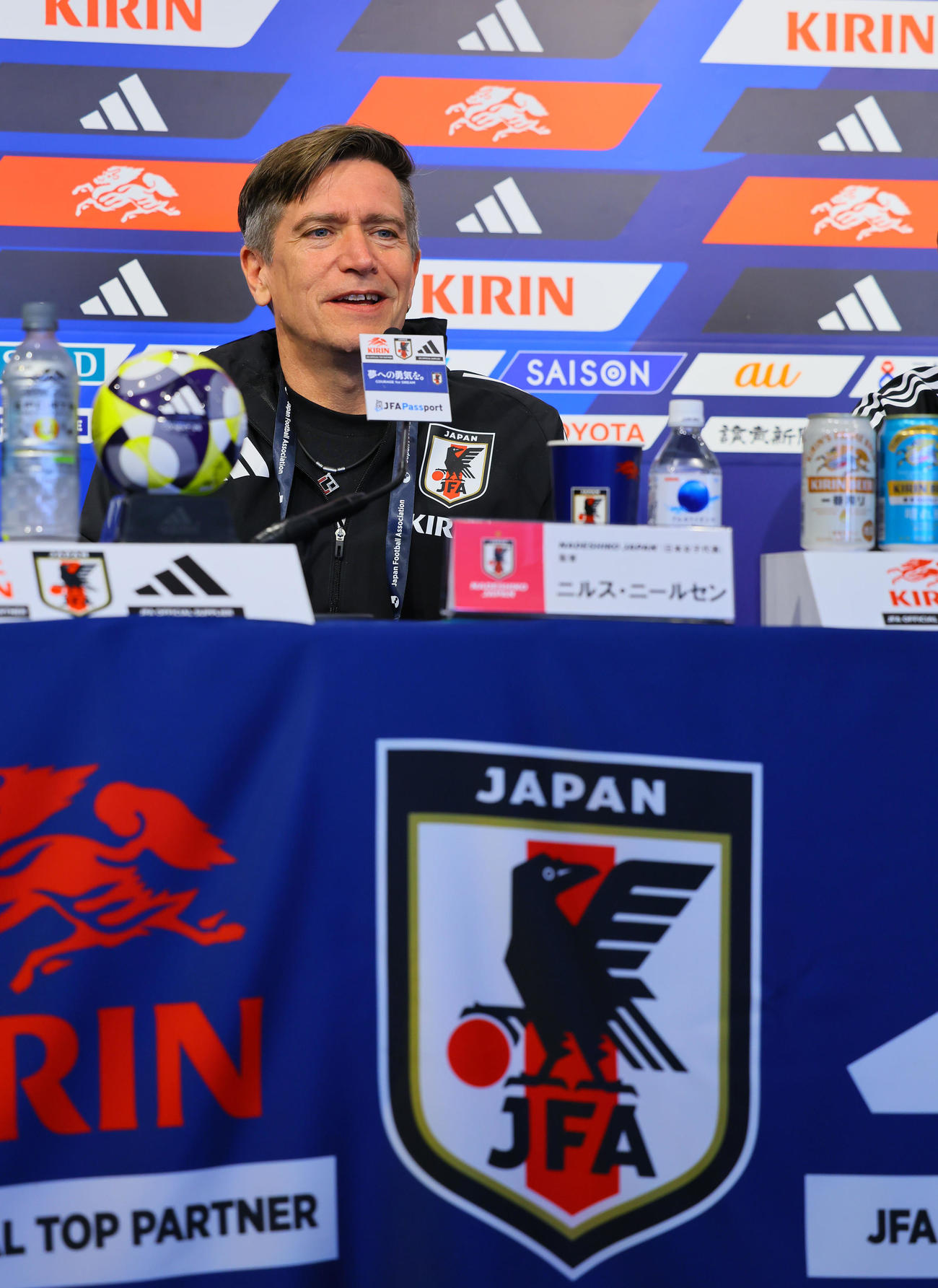 コロンビア戦に向け、記者会見するサッカー女子日本代表のニールセン監督（撮影・藤尾明華）