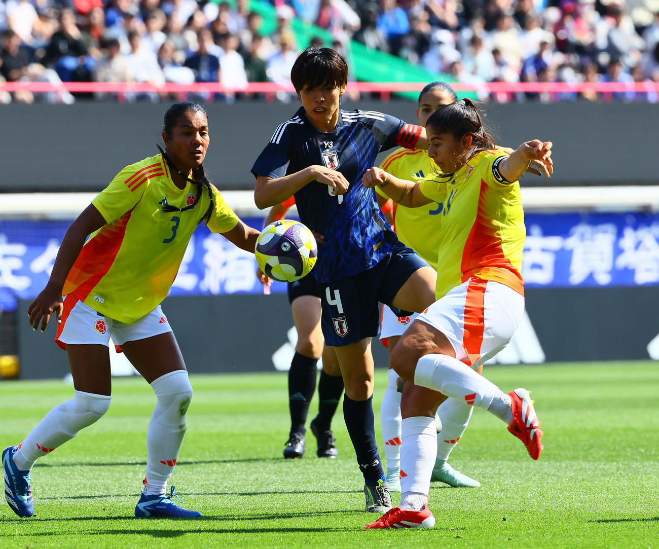 日本対コロンビア　前半、競り合う熊谷（中央）（撮影・藤尾明華）
