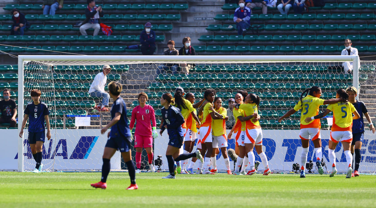 日本対コロンビア　前半、カルラ・トーレスにゴールを決められ、ぼうぜんとするGK平尾ら（撮影・藤尾明華）