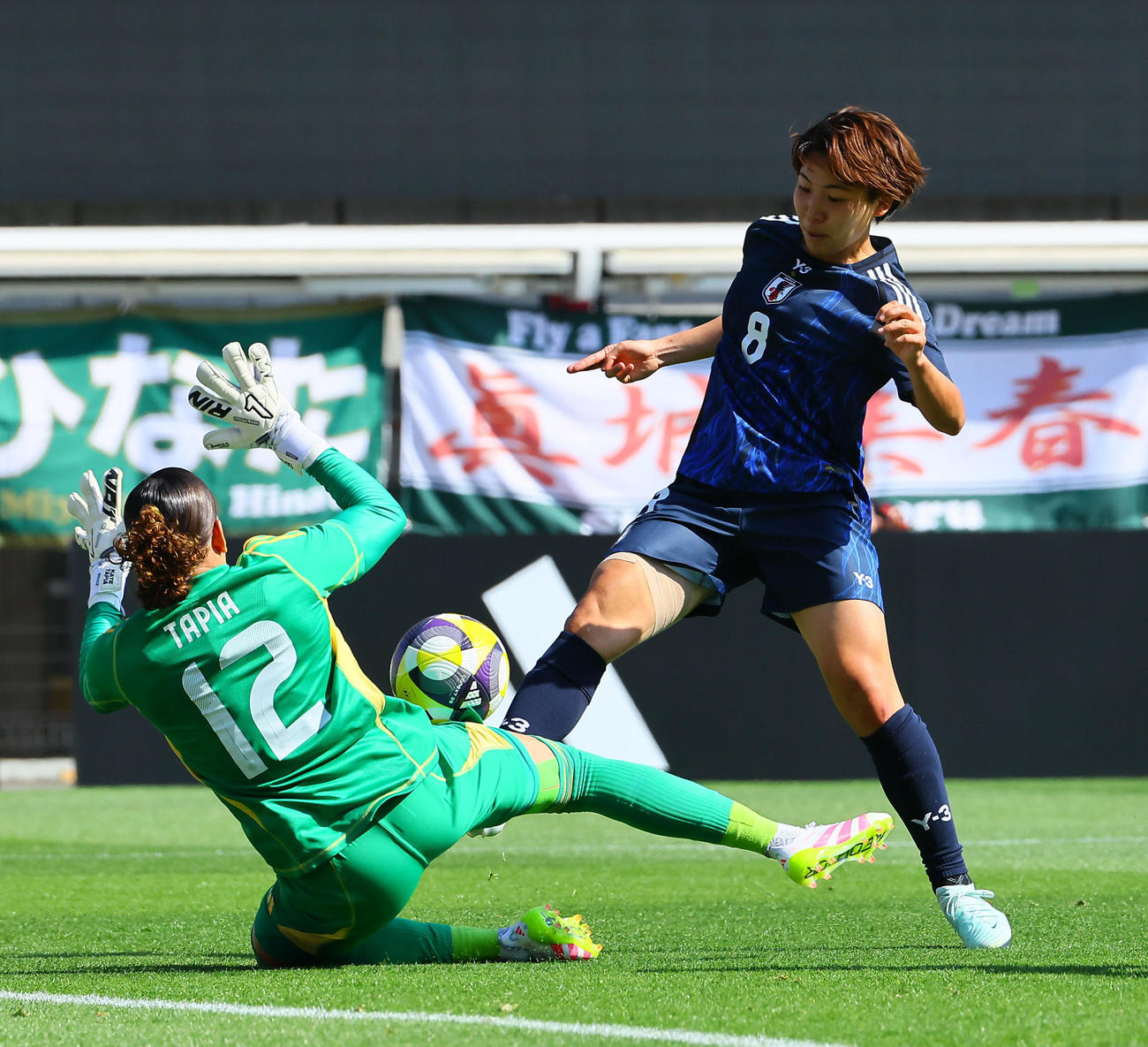 日本対コロンビア　前半、ゴールを狙う清家（撮影・藤尾明華）