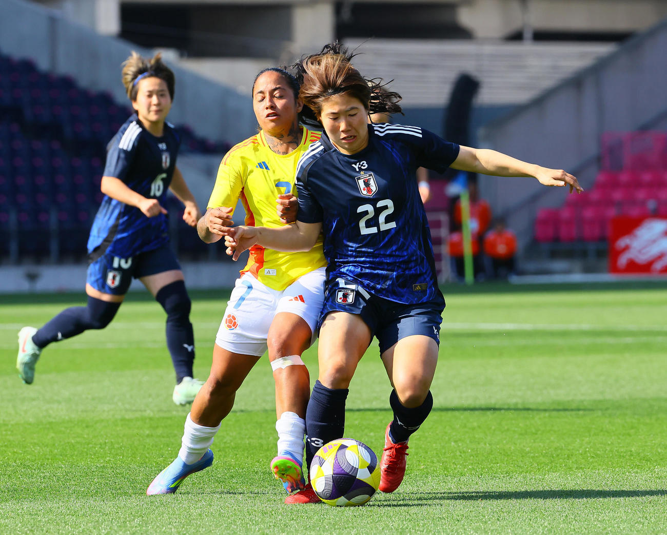 日本対コロンビア　後半、競り合う佐々木（撮影・藤尾明華）