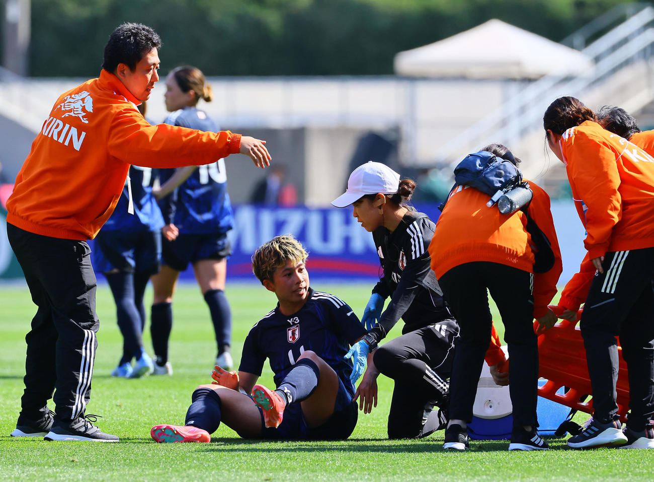 日本対コロンビア　前半、負傷する田中督（撮影・藤尾明華）