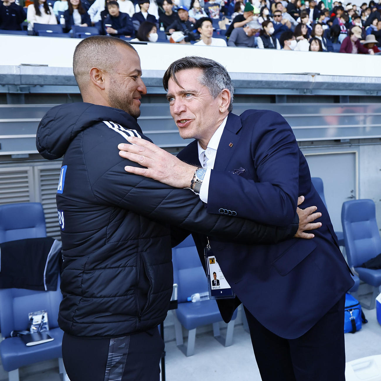 日本対コロンビア　試合を前に握手を交わすコロンビアのマルシグリア監督（左）と日本のニールセン監督（撮影・藤尾明華）
