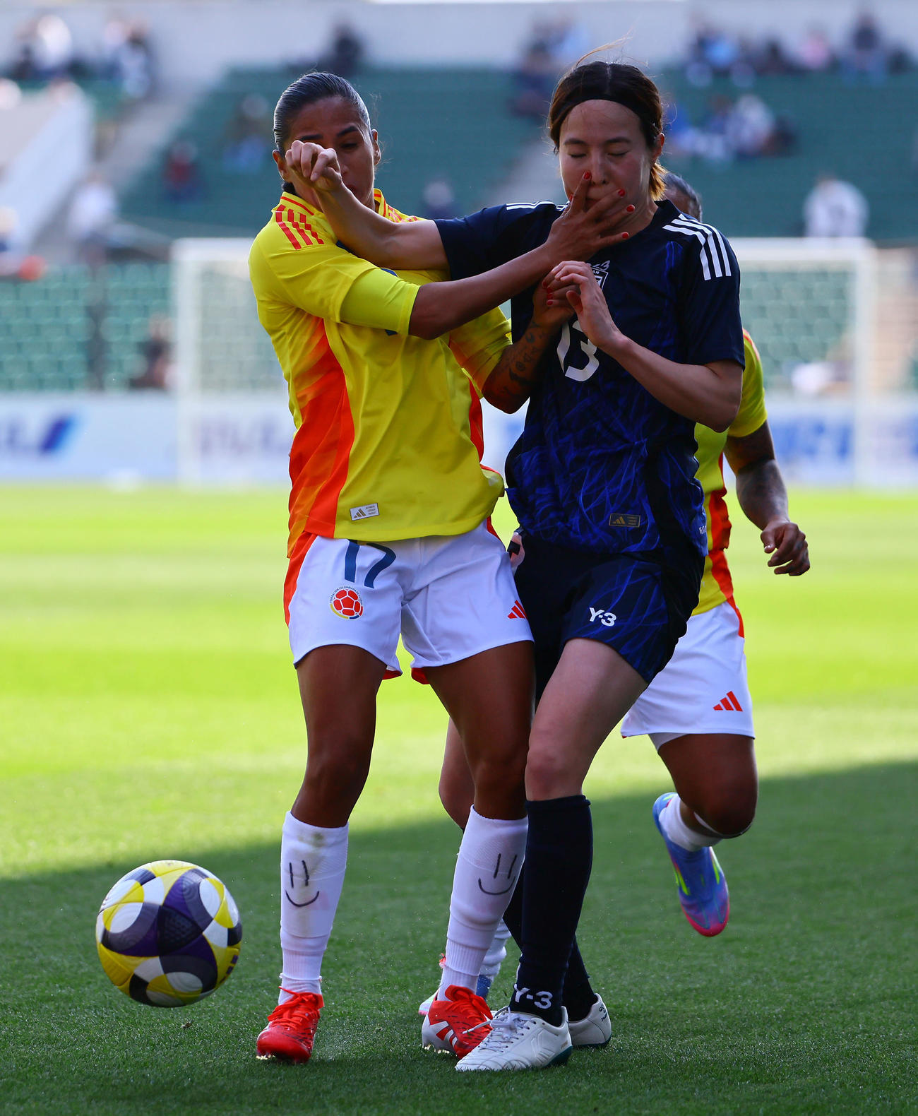 日本対コロンビア　前半、競り合う北川（撮影・藤尾明華）