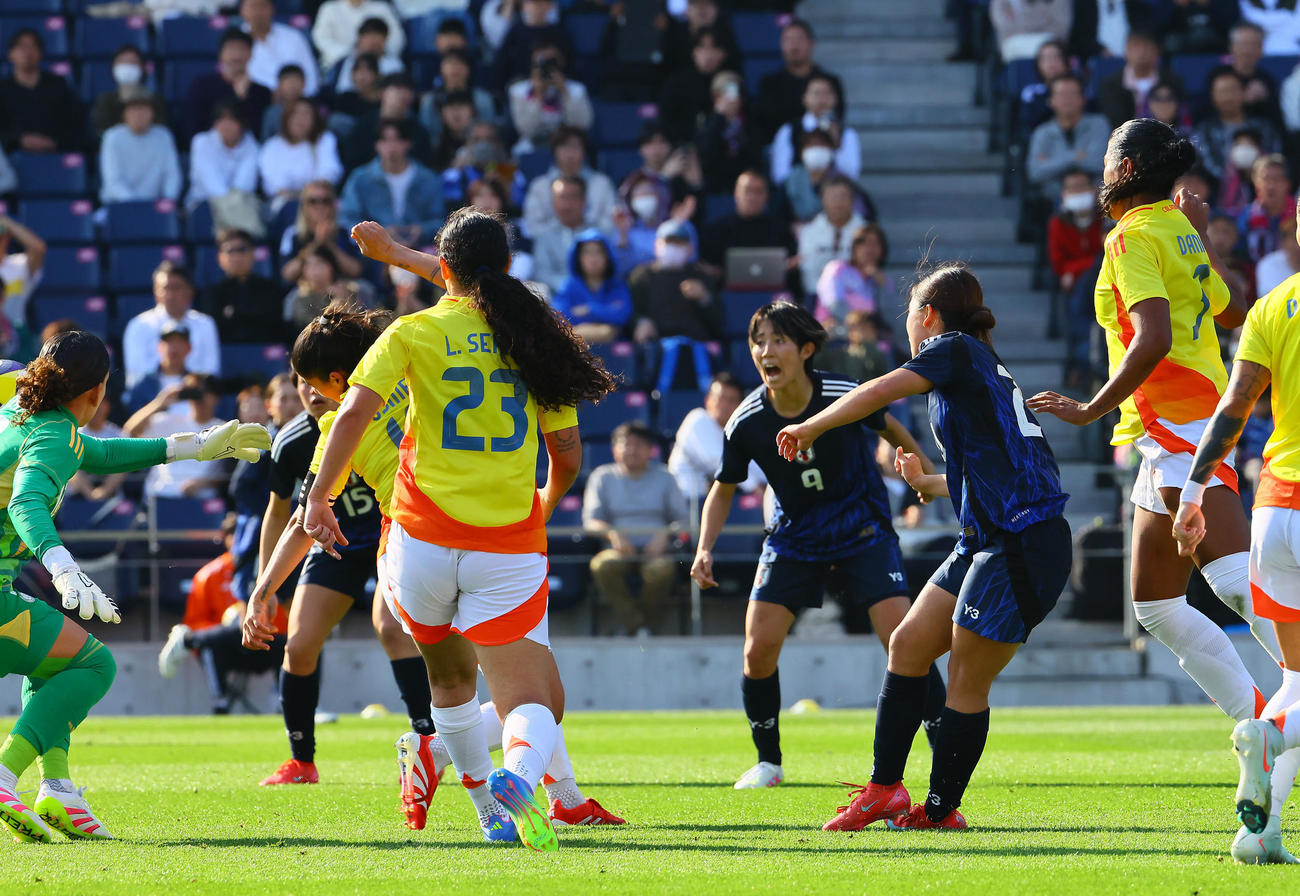 日本対コロンビア　後半、シュートを放つ松窪（右から3人目）。相手ハンドを誘いPKを得る（撮影・藤尾明華）