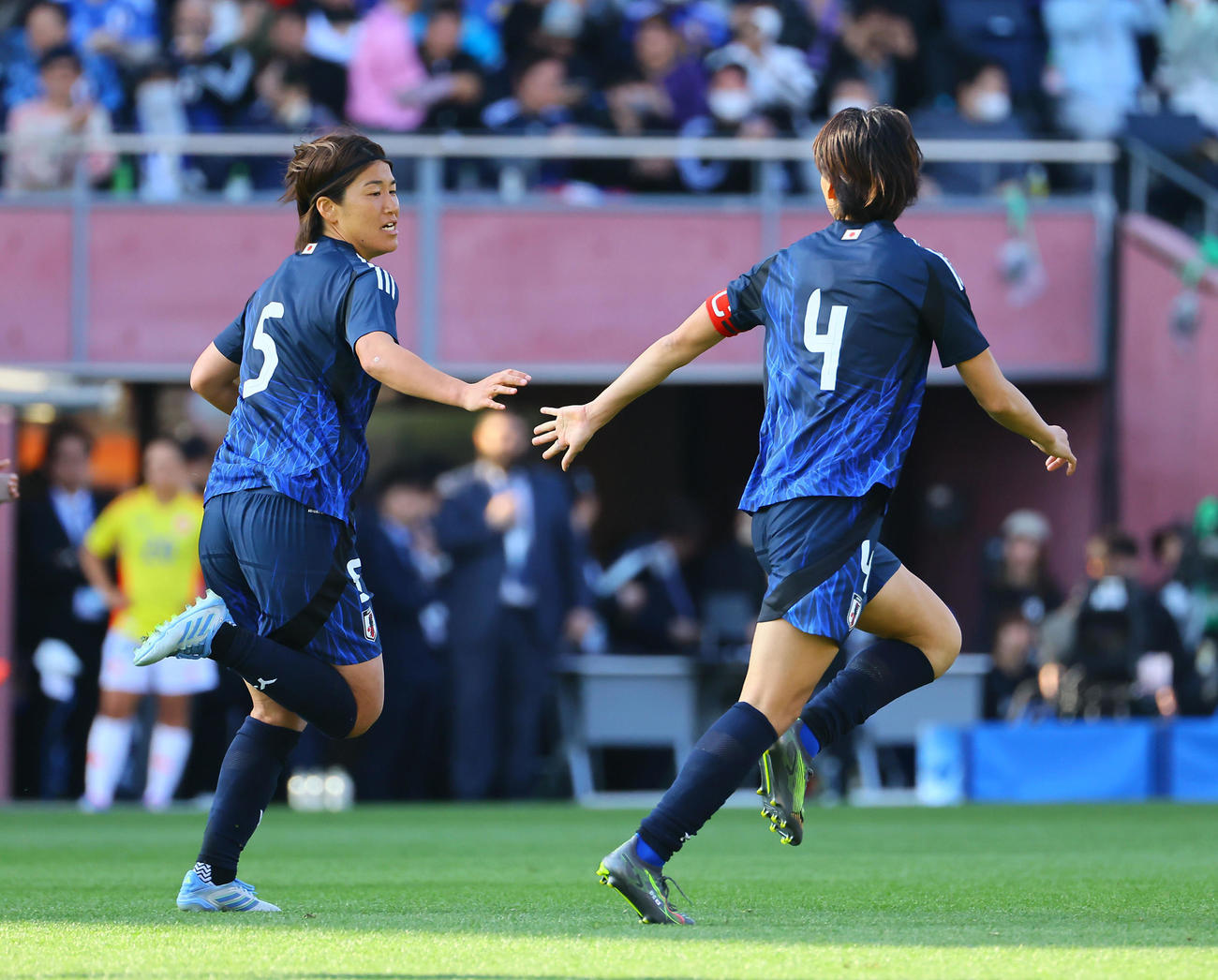 日本対コロンビア　後半、PKを決め、熊谷（右）とタッチを交わす高橋（撮影・藤尾明華）