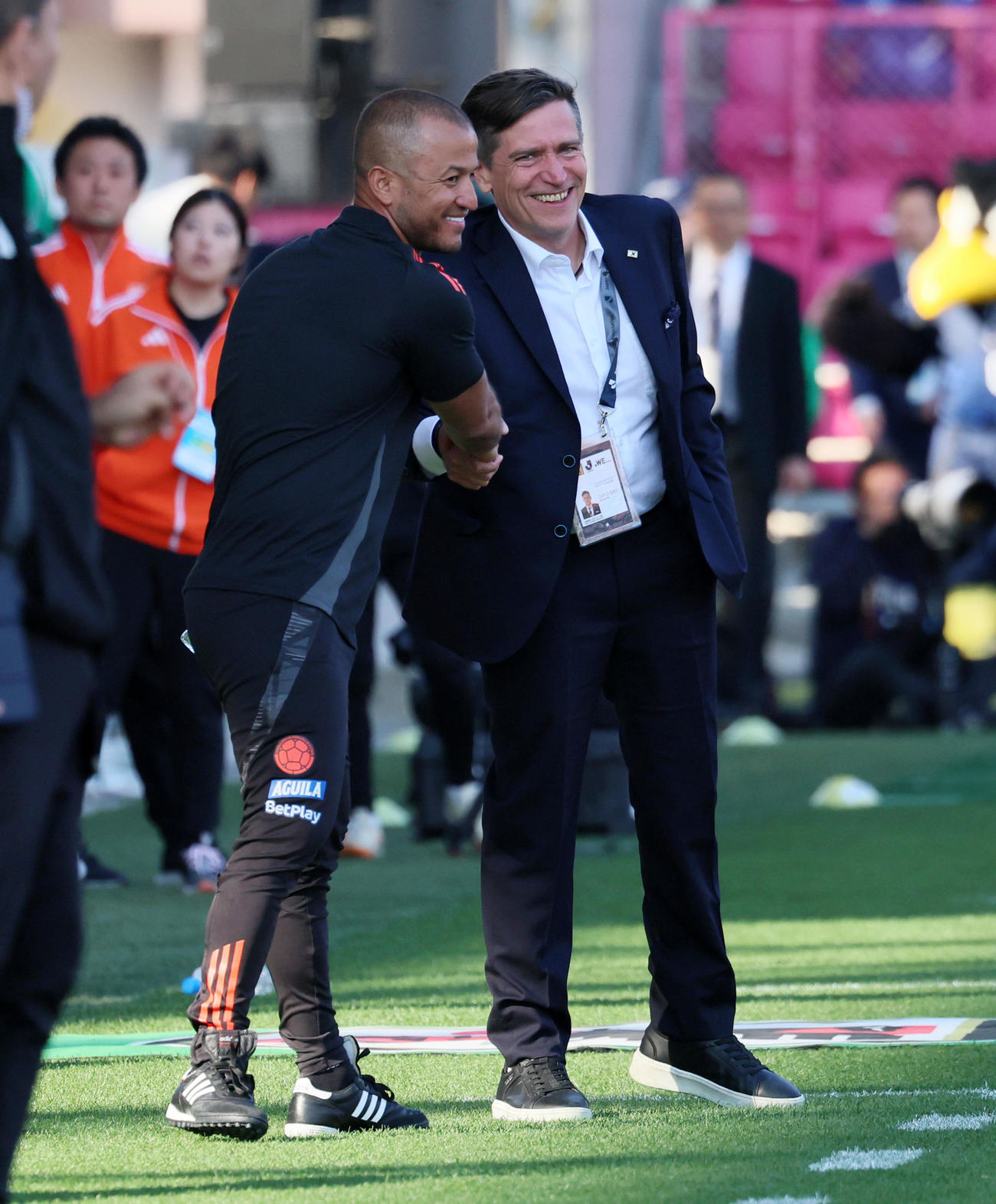 日本対コロンビア　引き分けに終わりコロンビアのマルシグリア監督（左）と握手するニールセン監督（撮影・加藤哉）