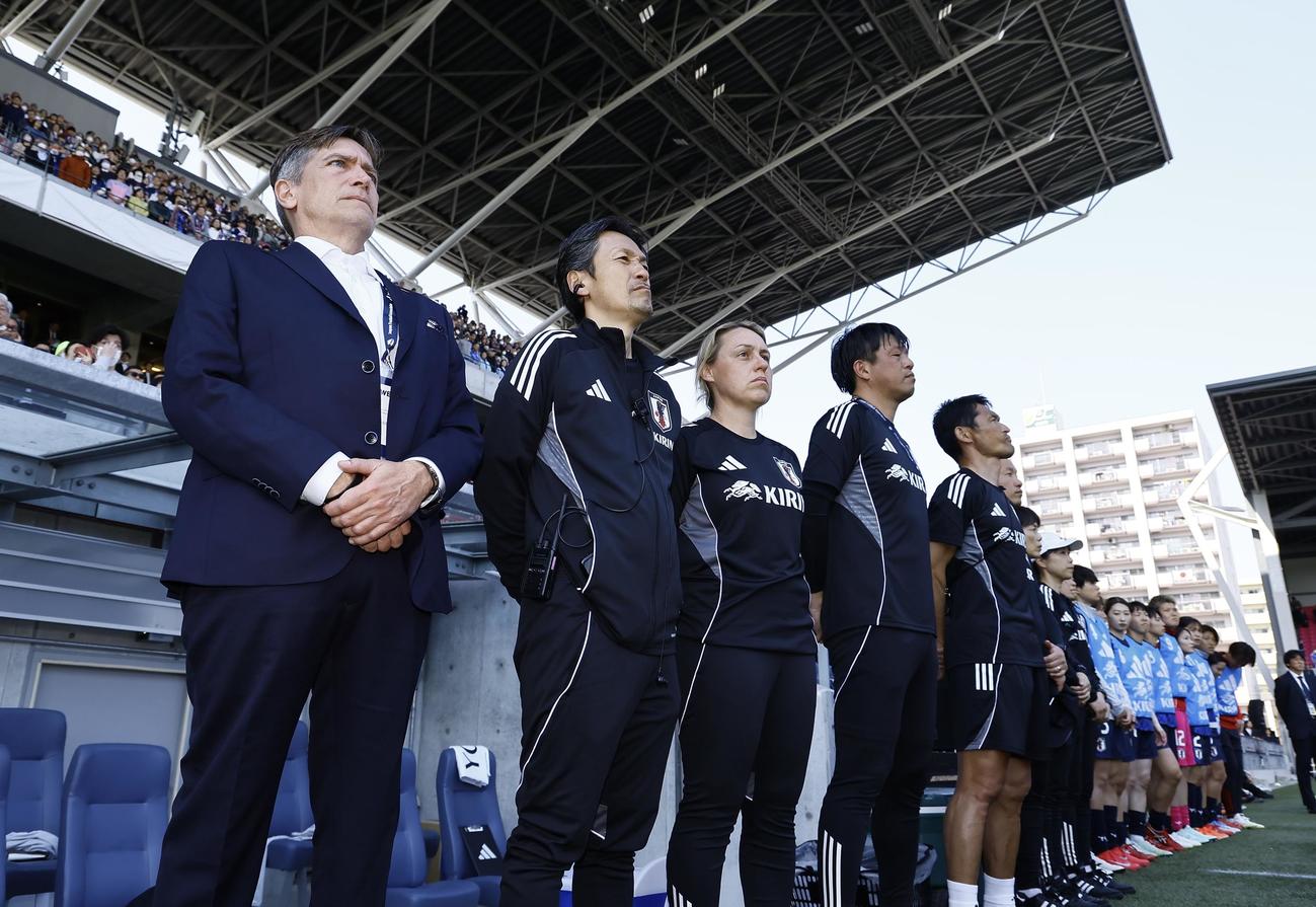 日本対コロンビア　日本国歌を聞くニルス・ニールセン監督（左端）ら日本代表（撮影・藤尾明華）