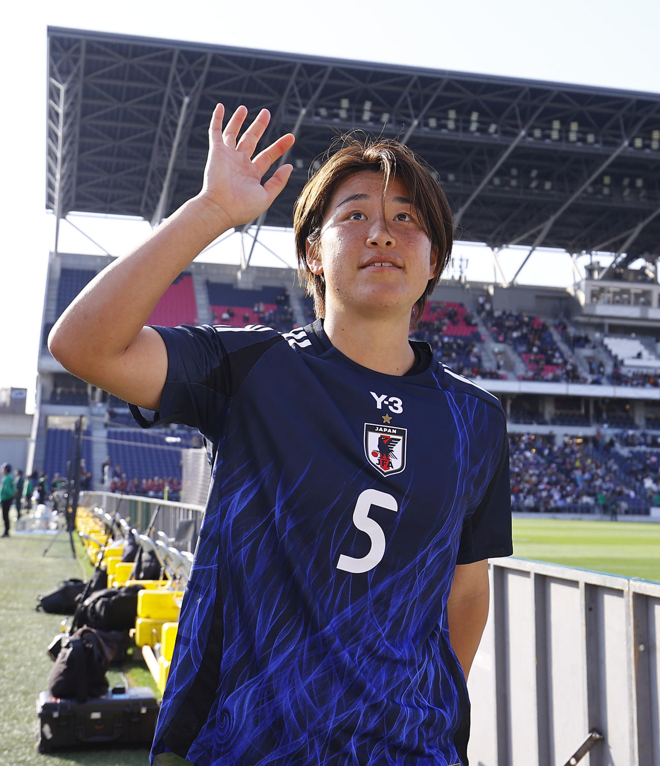 日本対コロンビア　試合を終え、サポーターに手を振る高橋（撮影・藤尾明華）