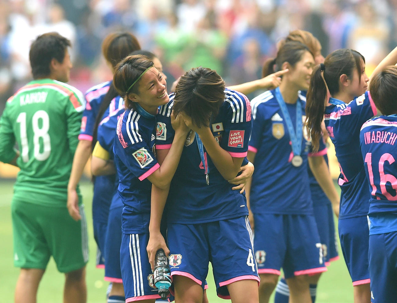 2015年7月5日、サッカー女子W杯カナダ大会決勝　日本対米国　表彰式を終え号泣する熊谷紗希（右）をなぐさめる近賀ゆかり
