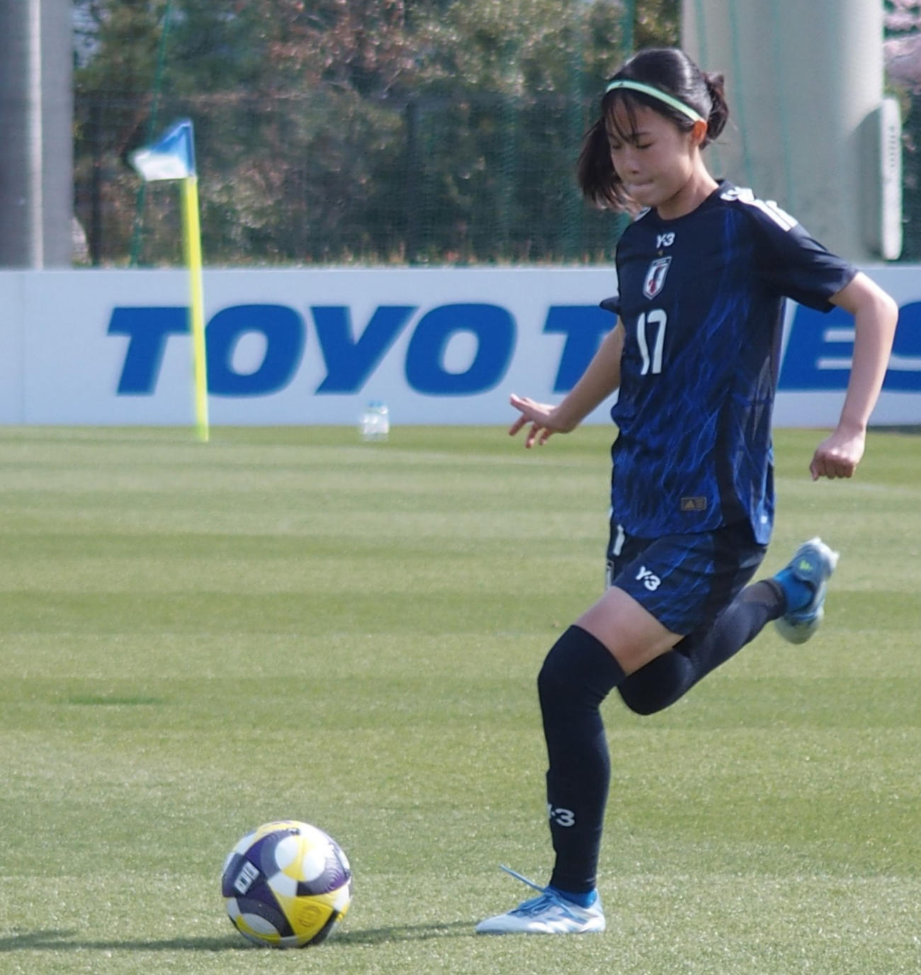 コロンビア女子との練習試合でパスを出すなでしこジャパン真城（撮影・永田淳）