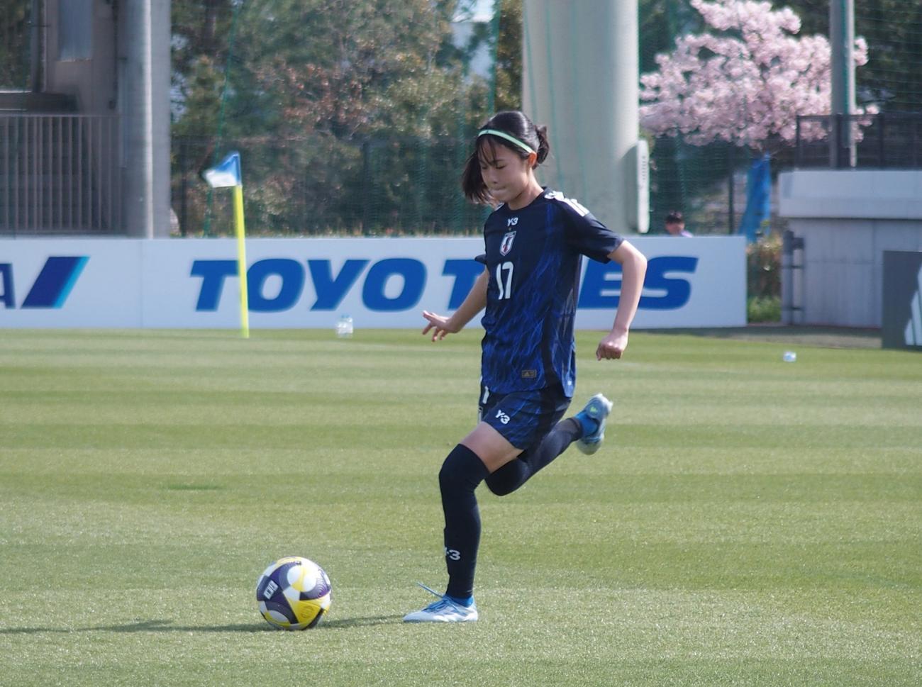 コロンビア女子との練習試合でパスを出すなでしこジャパン真城（撮影・永田淳）