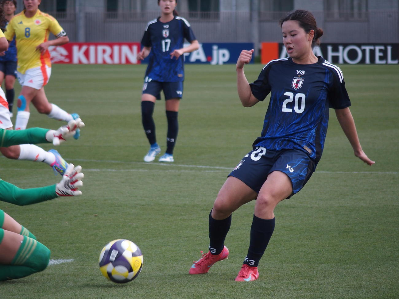 コロンビア女子との練習試合でゴールに迫るなでしこジャパン松窪（撮影・永田淳）