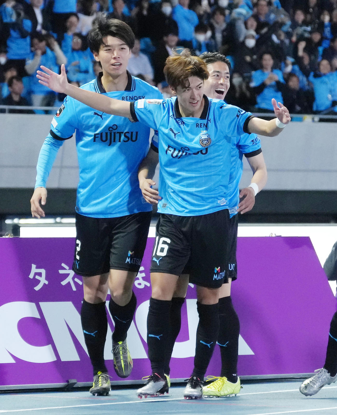 川崎F対横浜　前半、ゴールを決め喜ぶ川崎F大関（中央）（撮影・足立雅史）
