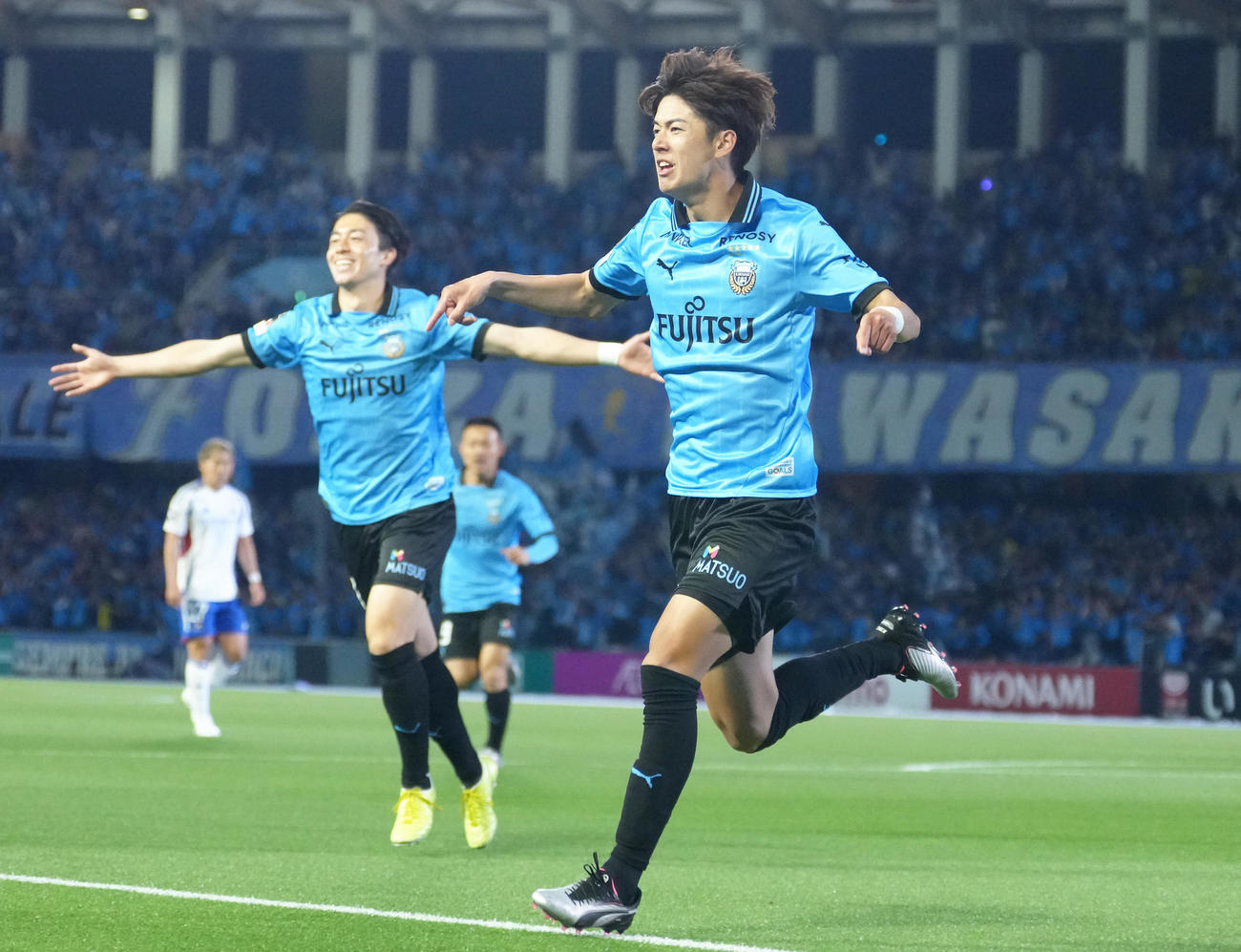 川崎F対横浜　前半、ゴールを決め喜ぶ川崎F大関（右）（撮影・足立雅史）