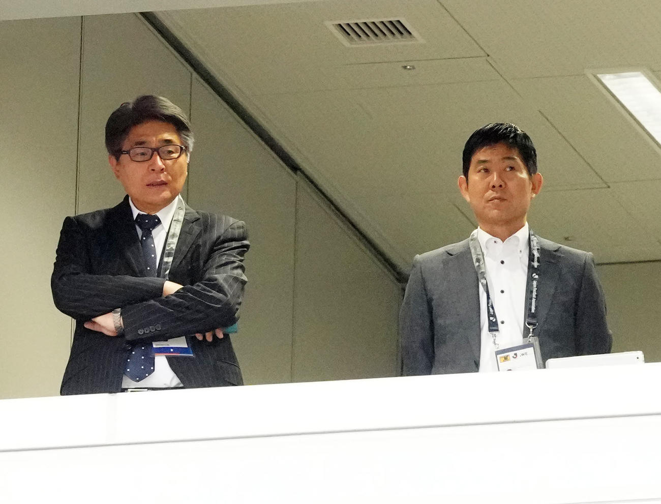 町田－浦和戦を視察する森保監督（右）と山本ナショナルチームダイレクター（撮影・江口和貴）