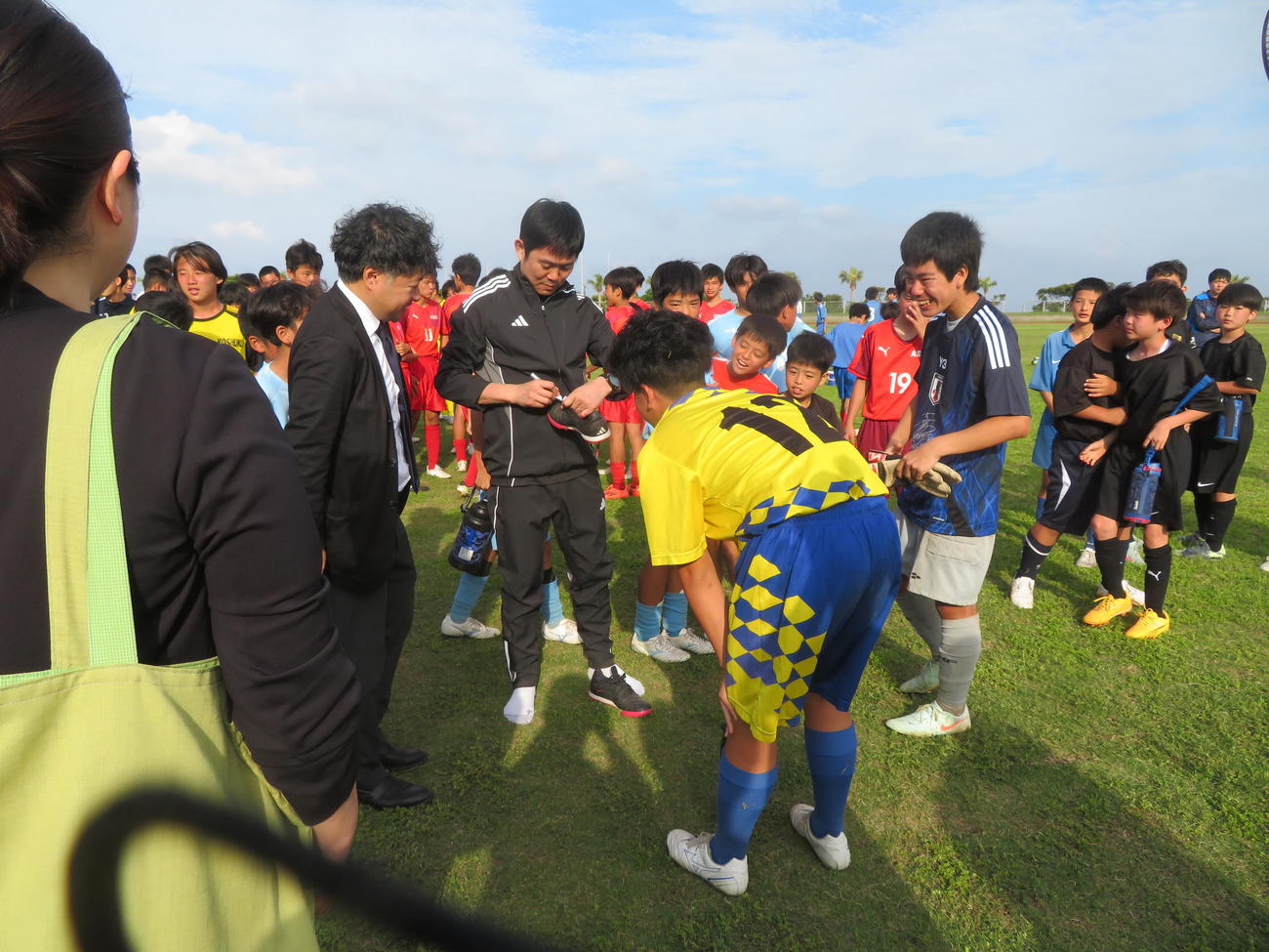 鹿児島県奄美大島で地元の子どもたちと触れ合った日本代表森保一監督（撮影・佐藤成）