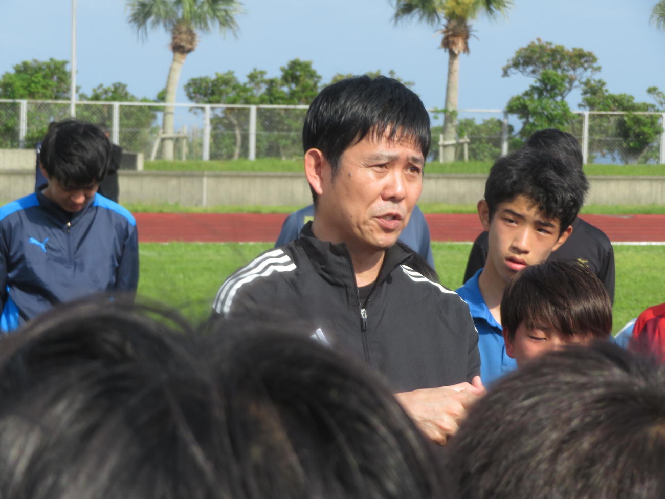 鹿児島県奄美大島で地元の子どもたちと触れ合った日本代表森保一監督（撮影・佐藤成）