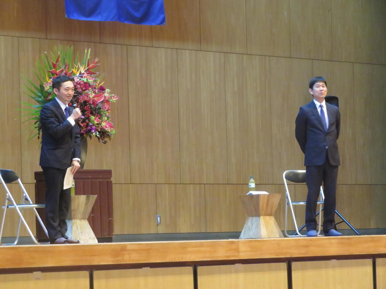 鹿児島県奄美大島で講演「奄美大島の未来を担う子どもたちへ」を行った日本代表森保一監督（右）。左は安田壮平奄美市長（撮影・佐藤成）