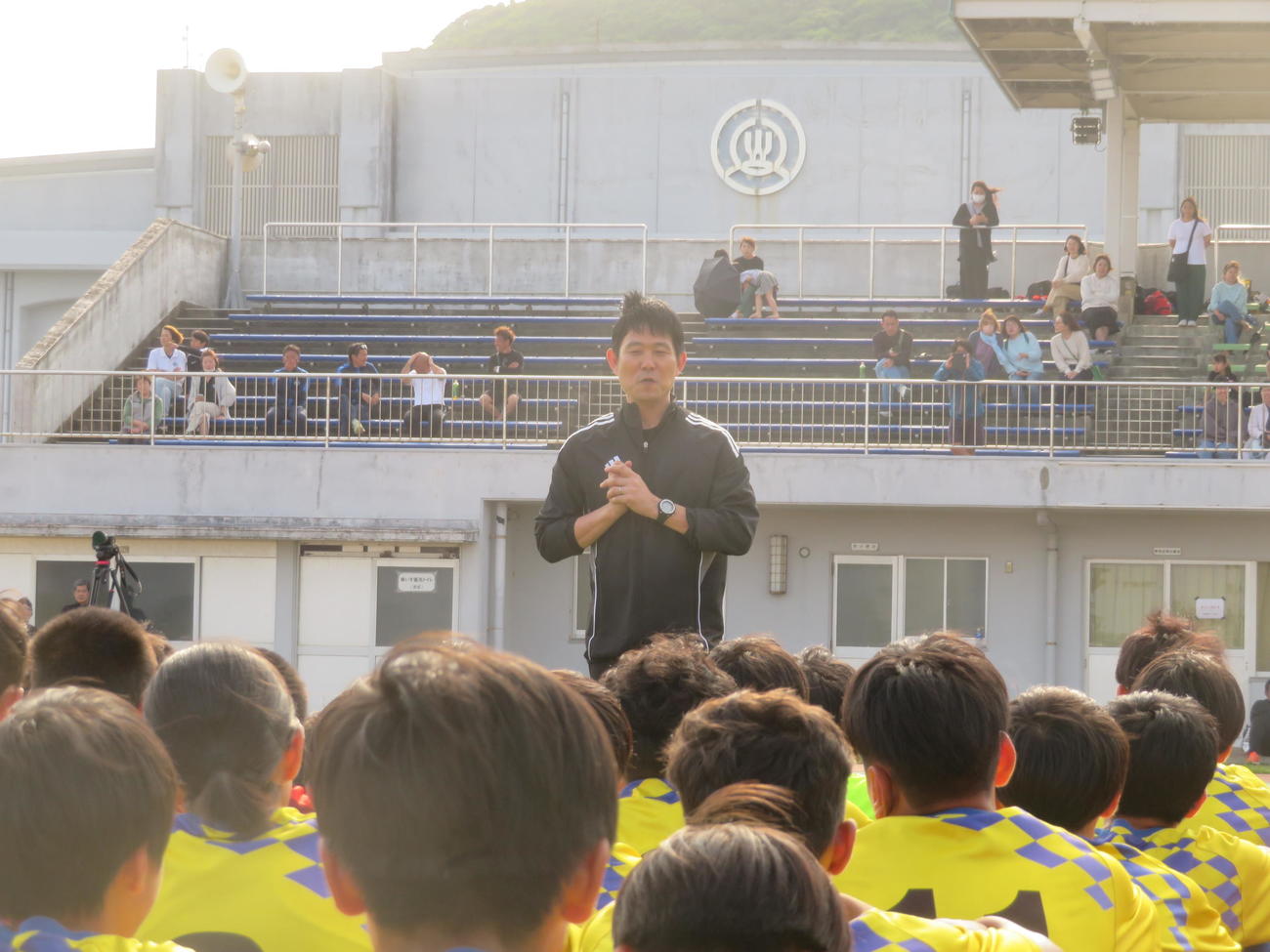 鹿児島県奄美大島で地元の子どもたちと触れ合った日本代表森保一監督（撮影・佐藤成）