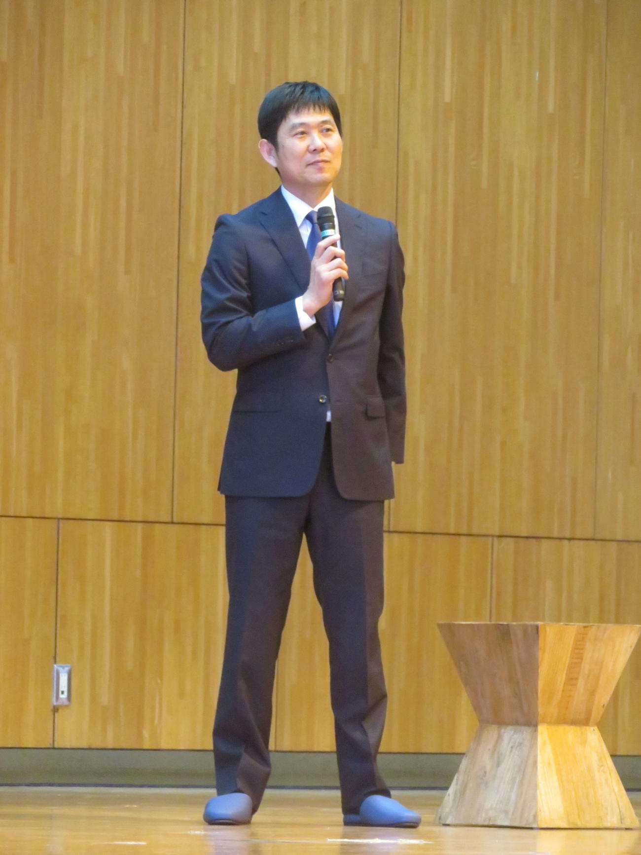 鹿児島県奄美大島で講演「奄美大島の未来を担う子どもたちへ」を行った日本代表森保一監督（撮影・佐藤成）