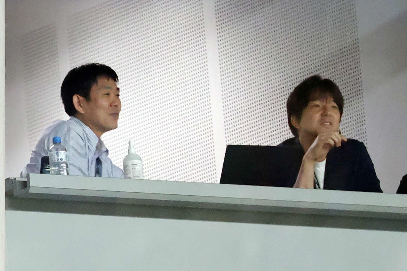 横浜対柏　視察する日本代表森保監督（左）と名波コーチ（撮影・宮地輝）