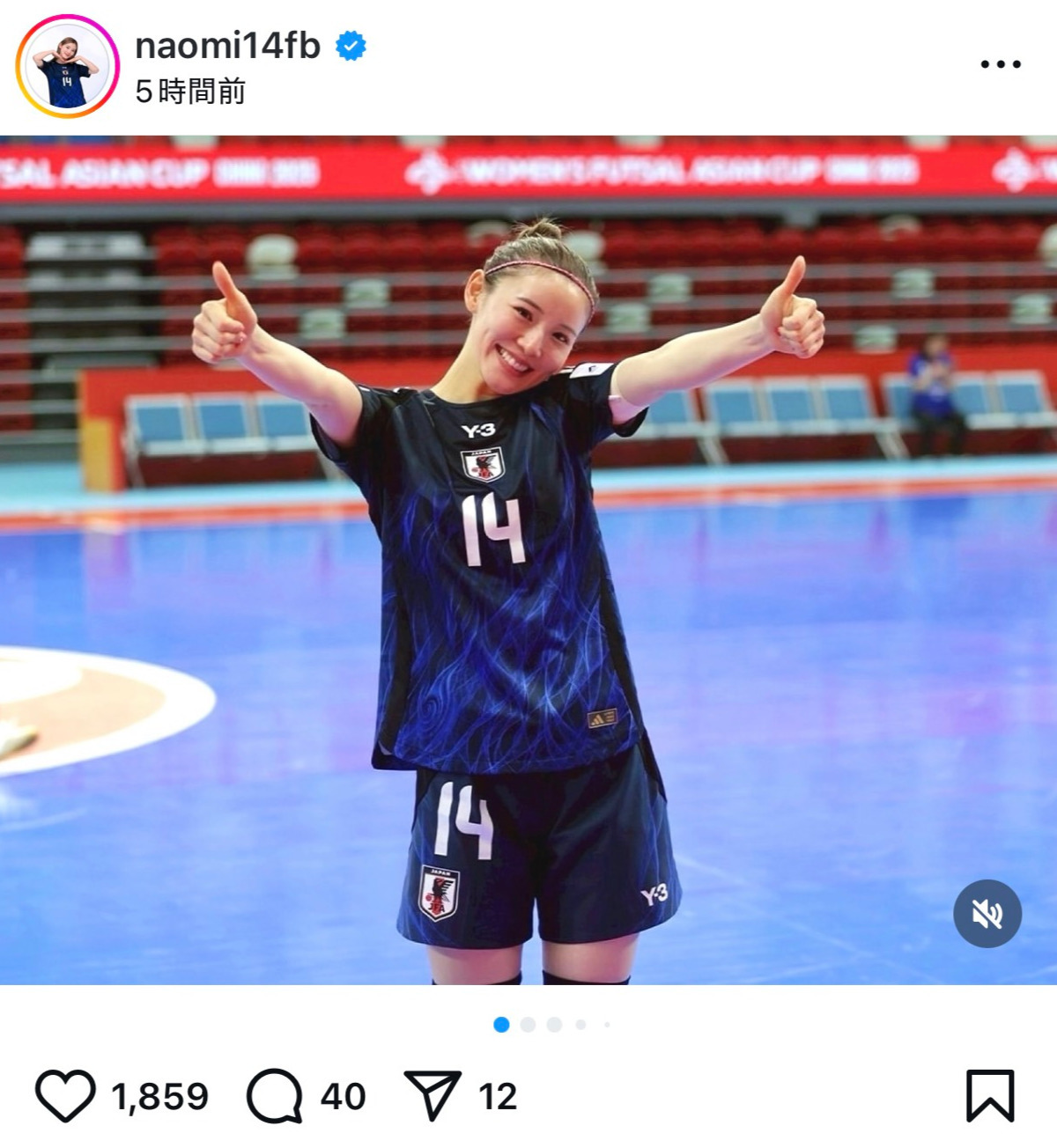両手をサムズアップし笑顔の松本直美（インスタグラムから）