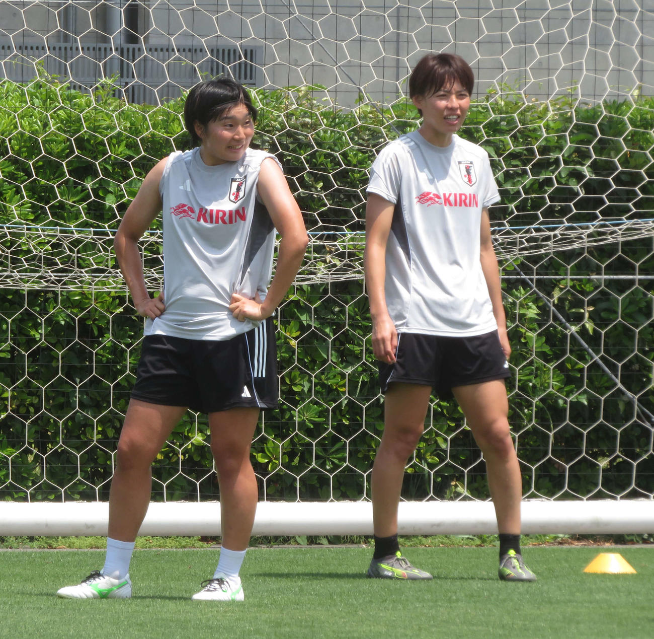 自主トレを行った女子日本代表なでしこジャパンFW千葉玲海菜（左）とDF熊谷紗希（撮影・佐藤成）