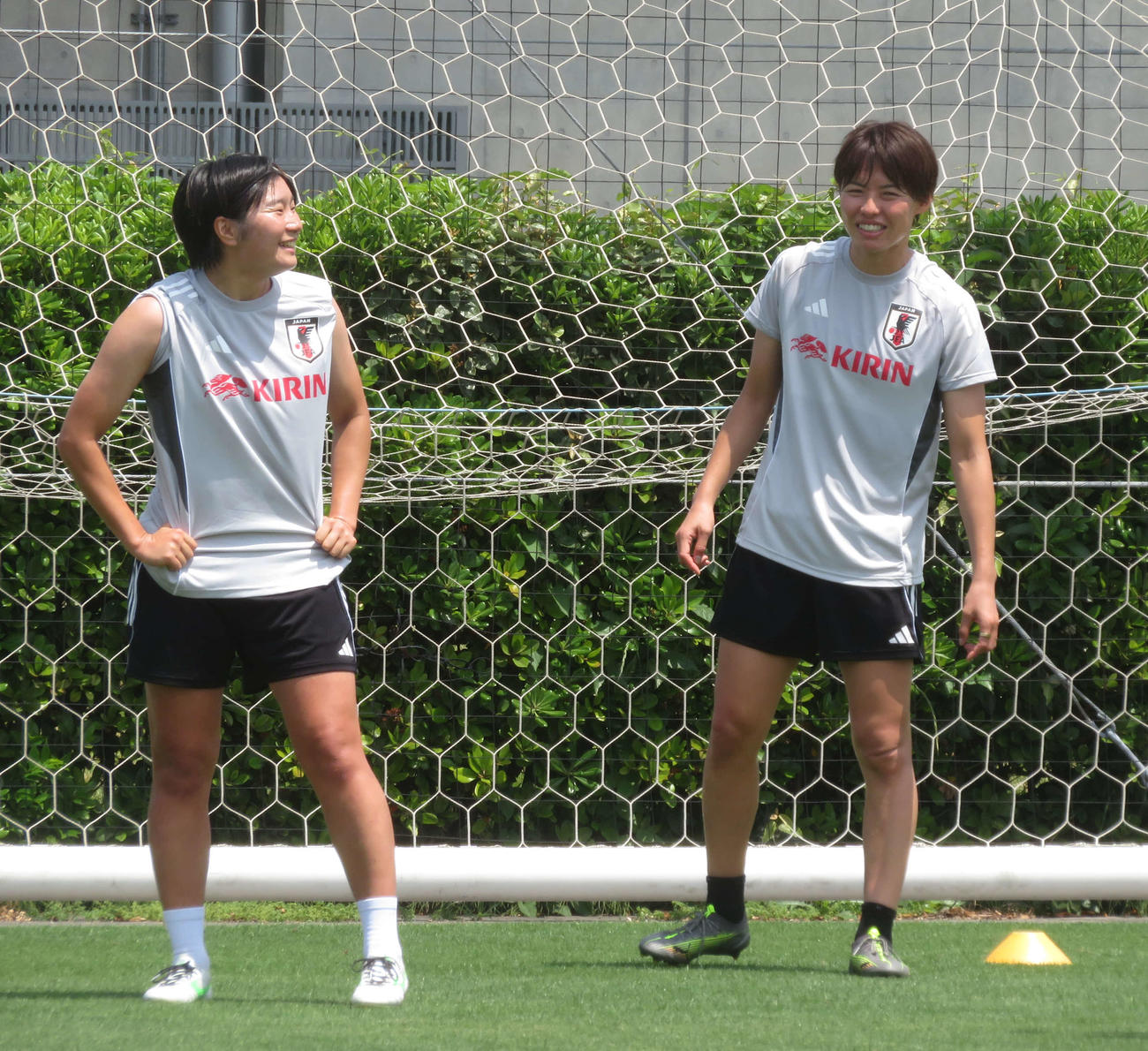 自主トレを行った女子日本代表なでしこジャパンFW千葉玲海菜（左）とDF熊谷紗希（撮影・佐藤成）