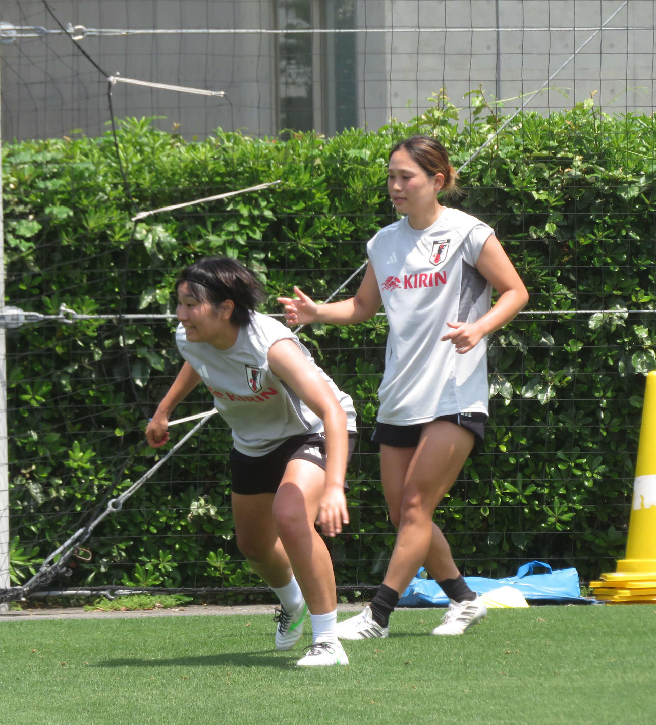 自主トレを行った女子日本代表なでしこジャパンFW千葉玲海菜（左）とMF長野風花（撮影・佐藤成）